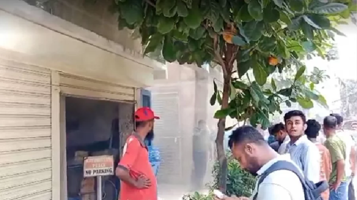 মিরপুরে কসমো স্কুলে আগুন, ধোঁয়ায় পাঁচতলা ভবন আচ্ছন্ন