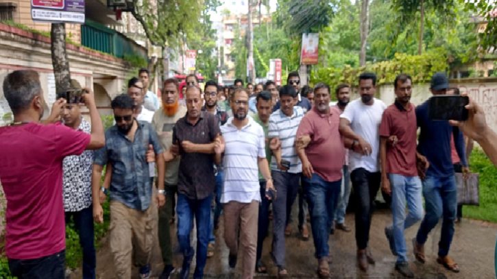 আ.লীগের ‘গোপন মিটিং’ শুনে এ কে আজাদের বাড়িতে বিএনপির মিছিল