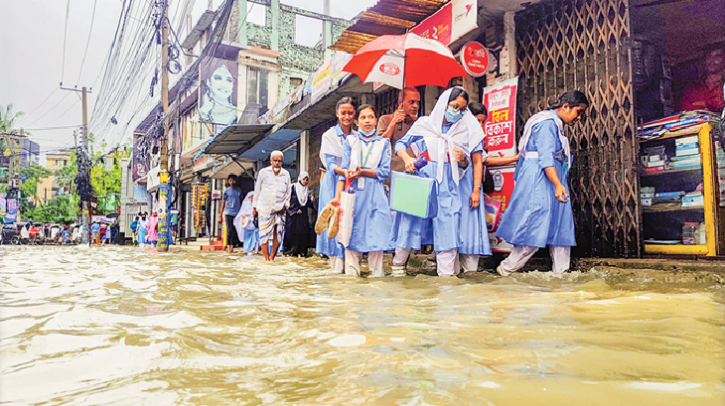 বন্যায় বিপর্যস্ত ফেনী, সংকটে খাদ্য ও আশ্রয়