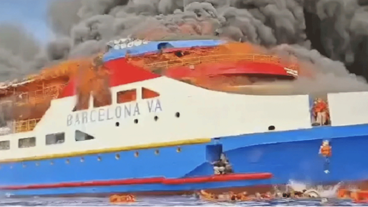 ইন্দোনেশিয়ার মাঝসমুদ্রে জাহাজে ভয়াবহ আগুন, নিহত ৫