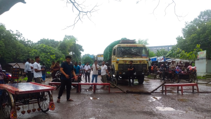 গোপালগঞ্জে হামলার প্রতিবাদে ইবি শিক্ষার্থীদের মহাসড়ক অবরোধ