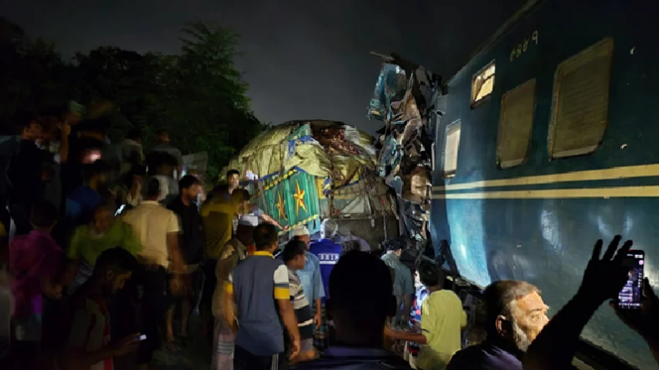 ট্রেন-ট্রাক সংঘর্ষে নিহত ১, খুলনার সঙ্গে রেল যোগাযোগ বিচ্ছিন্ন