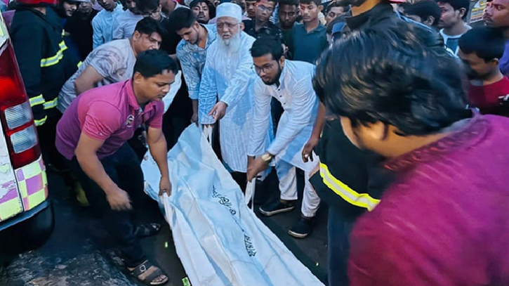 লোহাগাড়ায় ত্রিমুখী সংঘর্ষে ৩ মোটরসাইকেল আরোহী নিহত