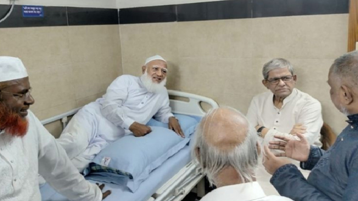 হাসপাতালে জামায়াত আমিরের পাশে মির্জা ফখরুল