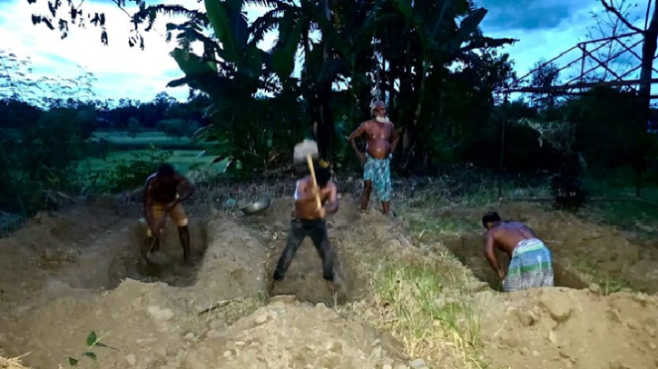 মুরাদনগরে নিহতদের কবর খুঁড়তে আসেনি এলাকাবাসী