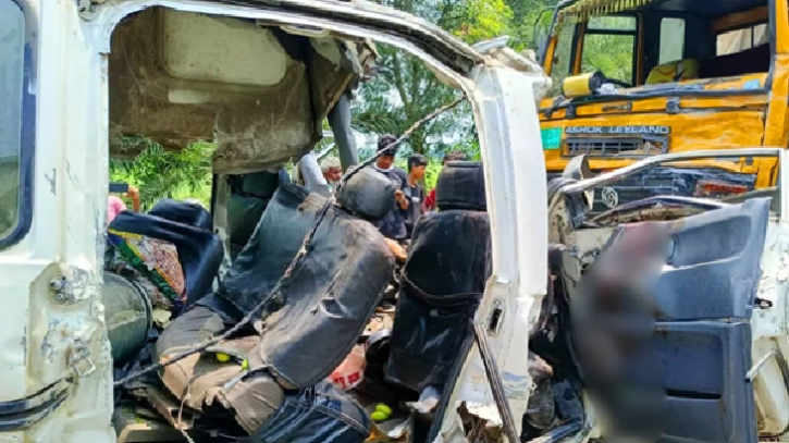 নাটোরে ট্রাক-মাইক্রোবাস সংঘর্ষে নিহত বেড়ে ৮