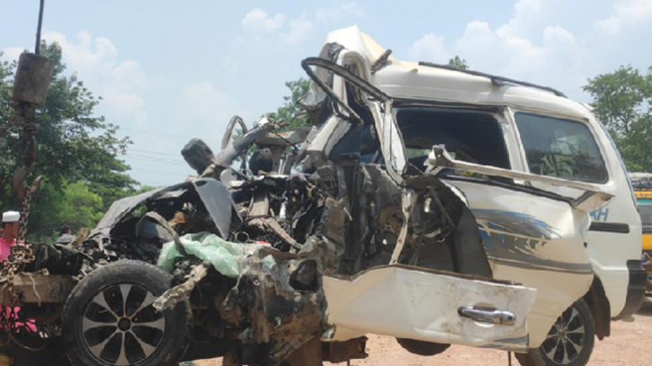 নাটোরে সড়ক দুর্ঘটনায় প্রাণ গেল একই পরিবারের ৫ সদস্যের 