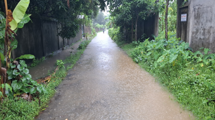মুষলধারে বৃষ্টিতে ডুবল নোয়াখালী, জলাবদ্ধতায় দুর্ভোগ চরমে  