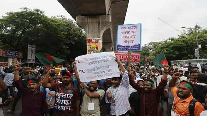 জুলাই সনদের দাবিতে শাহবাগ অবরোধ
