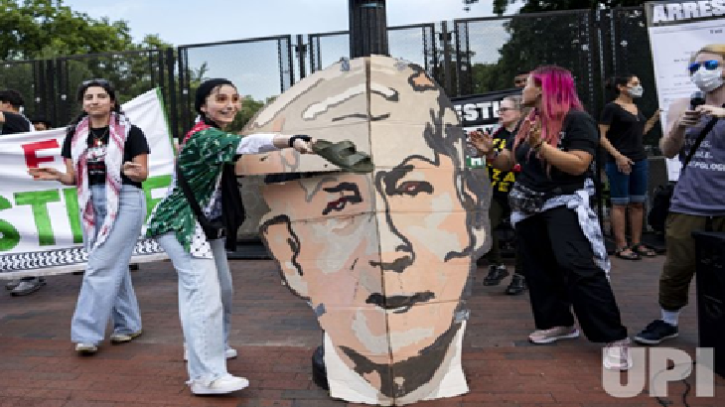 হোয়াইট হাউজের সামনে নেতানিয়াহুর ছবিতে জুতা নিক্ষেপ