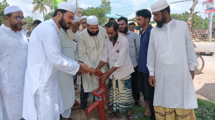 বিশুদ্ধ পানির চাহিদা পুরনের লক্ষে জামায়াত নেতার টিউবওয়েল বিতরণ