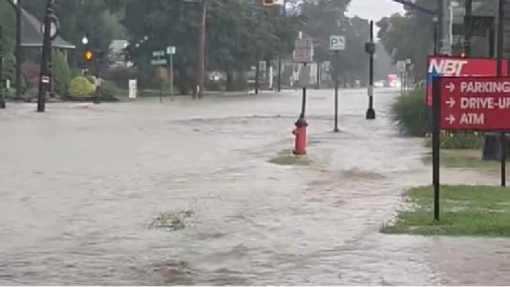 যুক্তরাষ্ট্রে ভারী বৃষ্টিতে আকস্মিক বন্যা, জরুরি অবস্থা ঘোষণা