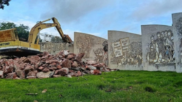 ভাঙা হলো বিজয় সরণির ‘মৃত্যুঞ্জয়ী প্রাঙ্গণ’, হবে জুলাই ‘গণমিনার’