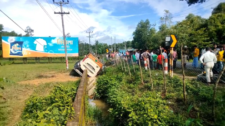 কক্সবাজারে বাস-কাভার্ড ভ্যান সংঘর্ষে নিহত ৩