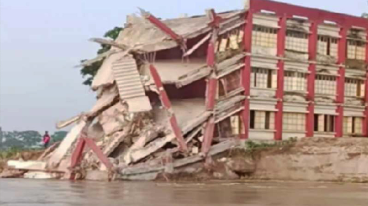 যমুনার গর্ভে বিলীন মানিকগঞ্জের তিনতলা স্কুল ভবন