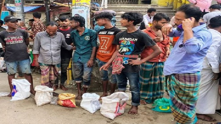 হতদরিদ্রদের সংগৃহীত ভিন্নরকম কোরবানির গোশতের হাট