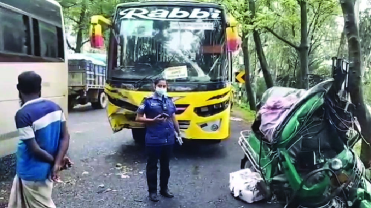 নাটোরে বাস-অটোরিকশা সংঘর্ষে প্রাণ গেল ৪ জনের