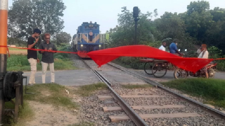 রাজশাহীতে রেলপথ অবরোধ, সারাদেশের সঙ্গে ট্রেন চলাচল বন্ধ