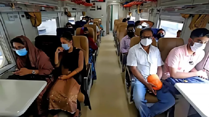 করোনার চোখরাঙানি, ফিরতি যাত্রায় মাস্ক পরার অনুরোধ রেল কর্তৃপক্ষের