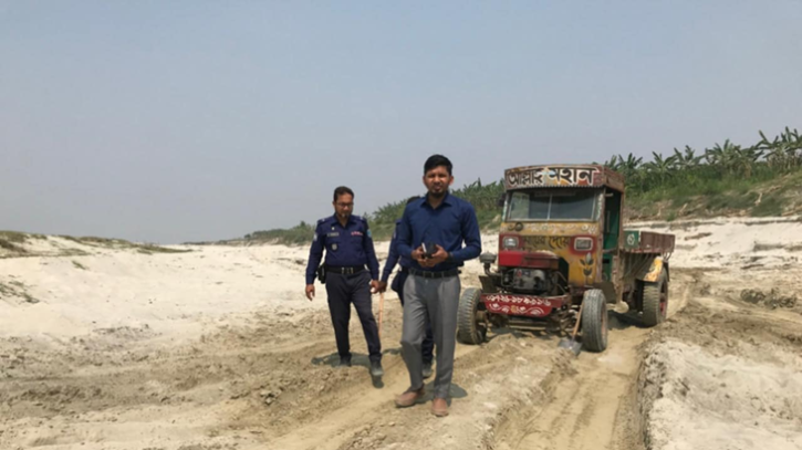 পদ্মায় বালু উত্তোলনের দায়ে ১ জনের কারাদণ্ড পদ্মায় বালু উত্তোলনের দায়ে ১ জনের কারাদণ্ড