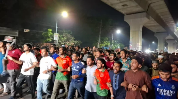 শাহবাগী লাকিকে গ্রেফতারের দাবিতে মধ্যরাতে উত্তাল ঢাবি শাহবাগী লাকিকে গ্রেফতারের দাবিতে মধ্যরাতে উত্তাল ঢাবি