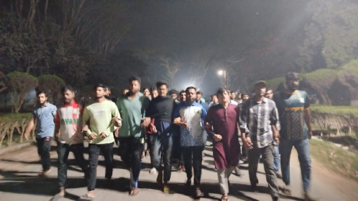 শাহবাগীদের গ্রেফতারের দাবিতে মধ্যরাতে উত্তাল ইবি শাহবাগীদের গ্রেফতারের দাবিতে মধ্যরাতে উত্তাল ইবি