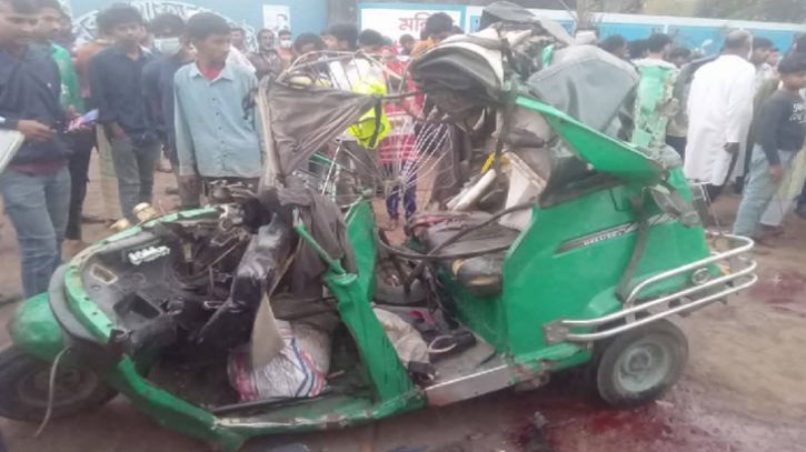 বাস-সিএনজি সংঘর্ষে একই পরিবারে তিনজনসহ নিহত ৫