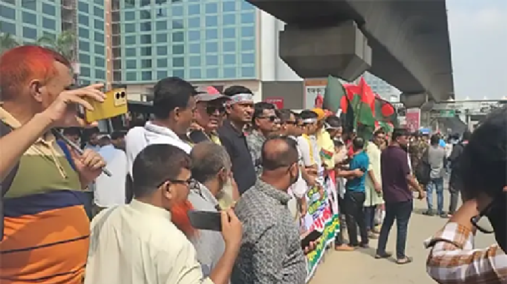 দেশনেত্রীকে স্বাগত জানাতে জনতার ঢল দেশনেত্রীকে স্বাগত জানাতে জনতার ঢল