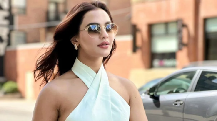 হাসিনা পালালেও ধরা খেলেন পর্দার হাসিনা হাসিনা পালালেও ধরা খেলেন পর্দার হাসিনা