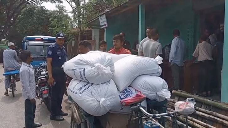 খাদ্যবান্ধব কর্মসূচির ১৭ বস্তা চালসহ ডিলার আটক খাদ্যবান্ধব কর্মসূচির ১৭ বস্তা চালসহ ডিলার আটক