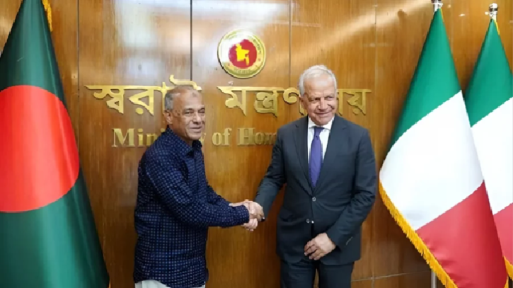 লিগ্যাল চ্যানেলে লোক নিবে ইতালি