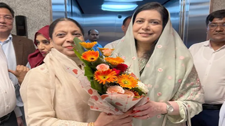 ১৭ বছর পর মা-মেয়ের আবেগঘন সাক্ষাৎ ১৭ বছর পর মা-মেয়ের আবেগঘন সাক্ষাৎ