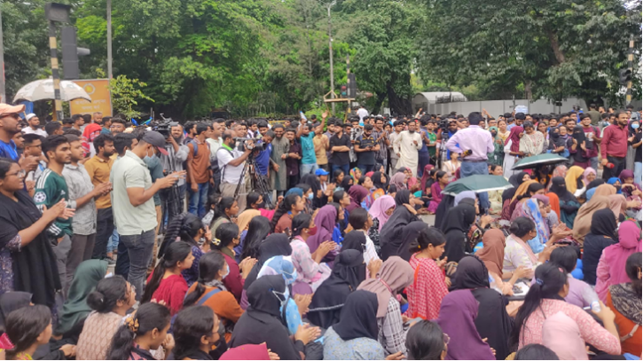 জবি শিক্ষার্থীরা দ্বিতীয় দিনেও রাজপথে জবি শিক্ষার্থীরা দ্বিতীয় দিনেও রাজপথে