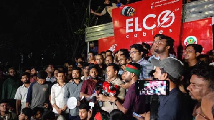 জুমার পর গণঅনশনে জবি শিক্ষার্থী ও শিক্ষকরা জুমার পর গণঅনশনে জবি শিক্ষার্থী ও শিক্ষকরা