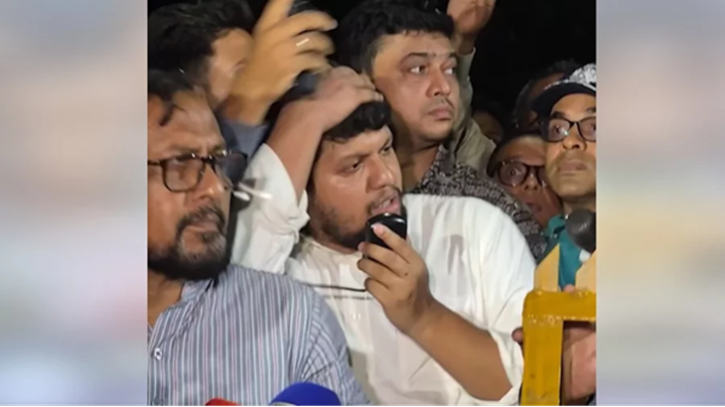 উপদেষ্টা মাহফুজের ওপর বোতল নিক্ষেপ উপদেষ্টা মাহফুজের ওপর বোতল নিক্ষেপ