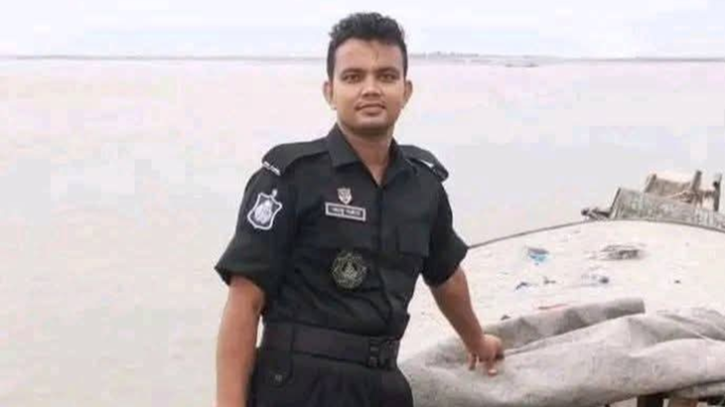 ঝড়ে গাছের ডালের চাপায় র্যাব সদস্য নিহত ঝড়ে গাছের ডালের চাপায় র্যাব সদস্য নিহত