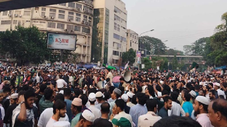 ‘ব্যান আওয়ামী লীগ’ স্লোগানে উত্তাল শাহবাগ ‘ব্যান আওয়ামী লীগ’ স্লোগানে উত্তাল শাহবাগ