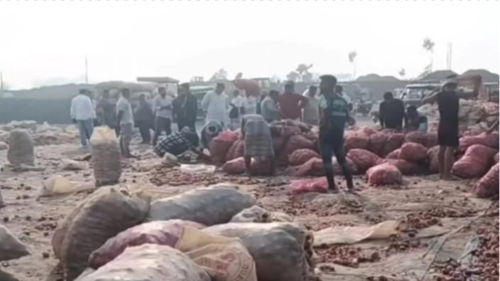 বাংলাদেশ সীমান্তে পঁচছে ৩০ হাজার টন ভারতীয় পেঁয়াজ