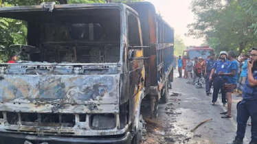 এক্সপ্রেসওয়ে অবরোধ করে ট্রাকে আগুন, ককটেল বিস্ফোরণ