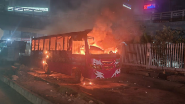 রামপুরায় বাসে আওয়ামী দুর্বৃত্তদের আগুন