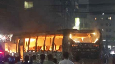 রাজধানীতে চলন্ত বাসে আগুন