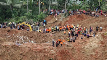 ইন্দোনেশিয়ায় ভূমিধসে মৃতের সংখ্যা বেড়ে ৩০