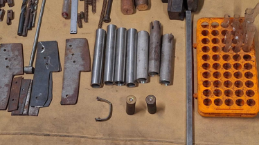 সেনা অভিযানে মুন্সীগঞ্জে গোপন অস্ত্র কারখানা উন্মোচিত