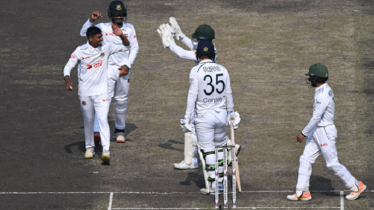 সাকিবের রাজত্বে তাইজুলের হানা