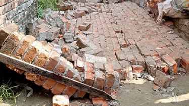 ভূমিকম্পে দেয়াল ধসে নবজাতকের মৃত্যু, আহত মা ও প্রতিবেশী