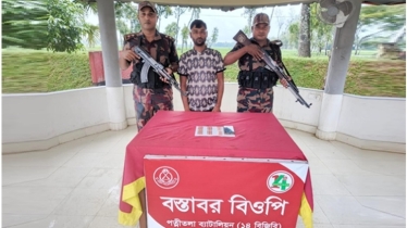 নওগাঁ সীমান্তে বিজিবির অভিযানে মাদক কারবারি আটক