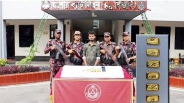 যশোরে সোনার বারসহ পাচারকারী আটক
