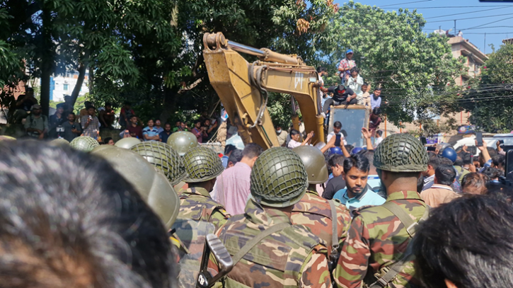 ধানমণ্ডি ৩২ ভাঙার বুলডোজার রুখে দিলো সেনাবাহিনী
