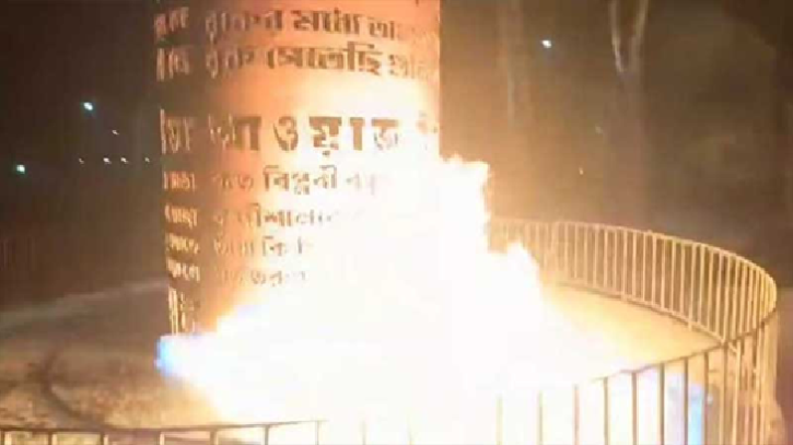 বরগুনায় ও সাতক্ষীরায় জুলাই শহীদ স্মৃতিস্তম্ভে আগুন