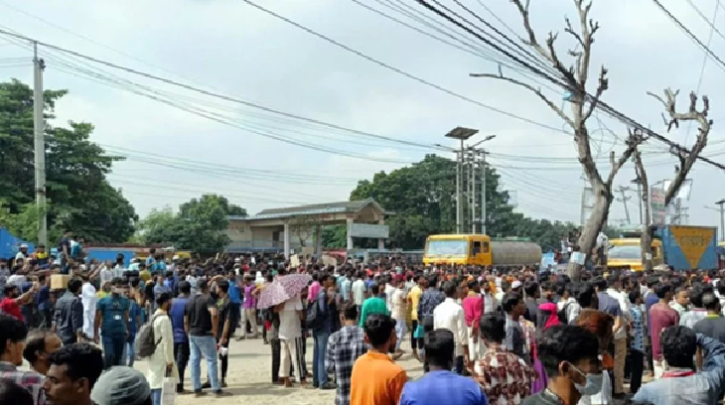 ছুটি না পেয়ে অসুস্থ শ্রমিকের মৃত্যু, ঢাকা-চট্টগ্রাম মহাসড়ক অবরোধ